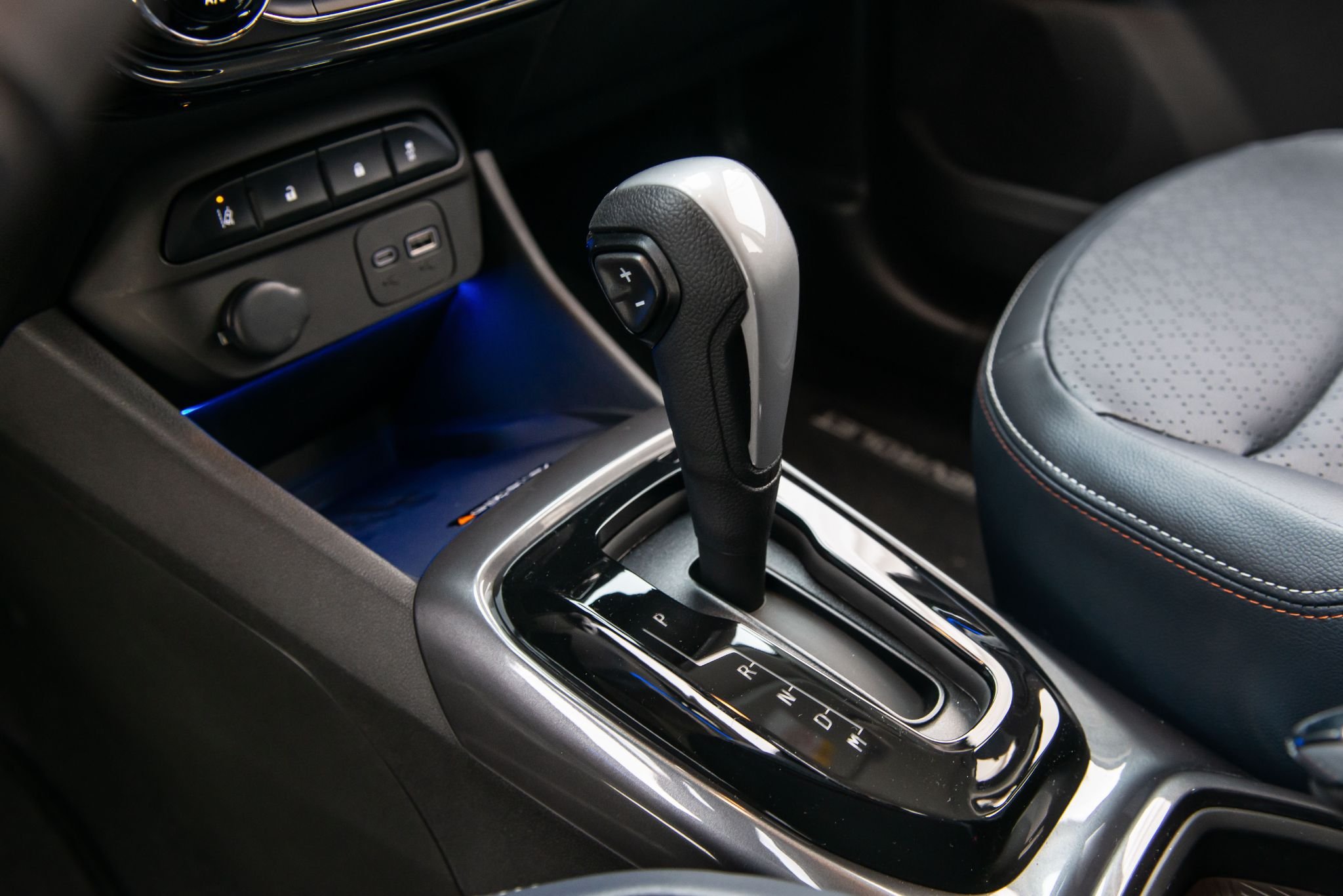 chevrolet-spin-premier-2025-interior-console-cambio-automatico.jpg
